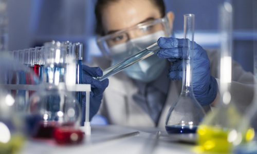 close-up-scienziato-che-indossa-la-maschera-per-il-viso